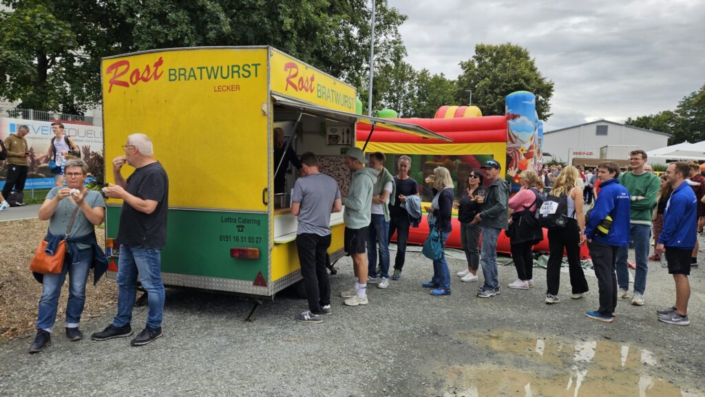 Lange Schlangen an der Bratwurstbude im Heinz-Steyer-Stadion