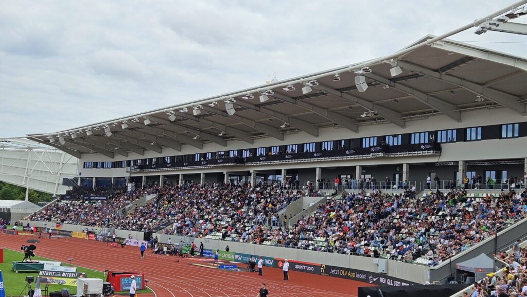 Tribüne im Heinz-Steyer-Stadion war voll