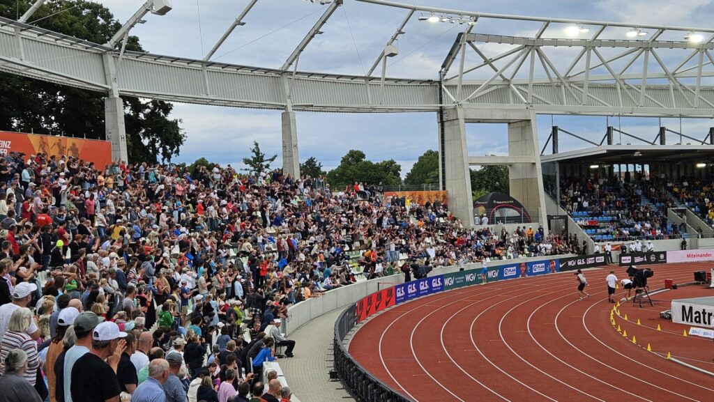 Was der K-Block im Rudolf Harbig Stadion ist, ist der H-Block im Heinz-Steyer-Stadion. Hier tobt die Stimmung, hier lassen sich die Athlet:innen feiern