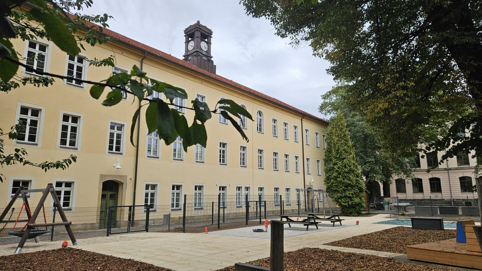 Sitzbänke auf dem Spielplatz Grundschule Seminarstarße
