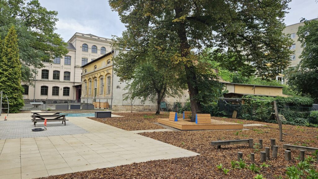 Der neue Spielplatz ist fertig in der Grundschule Seminarstraße. Sitzgruppen