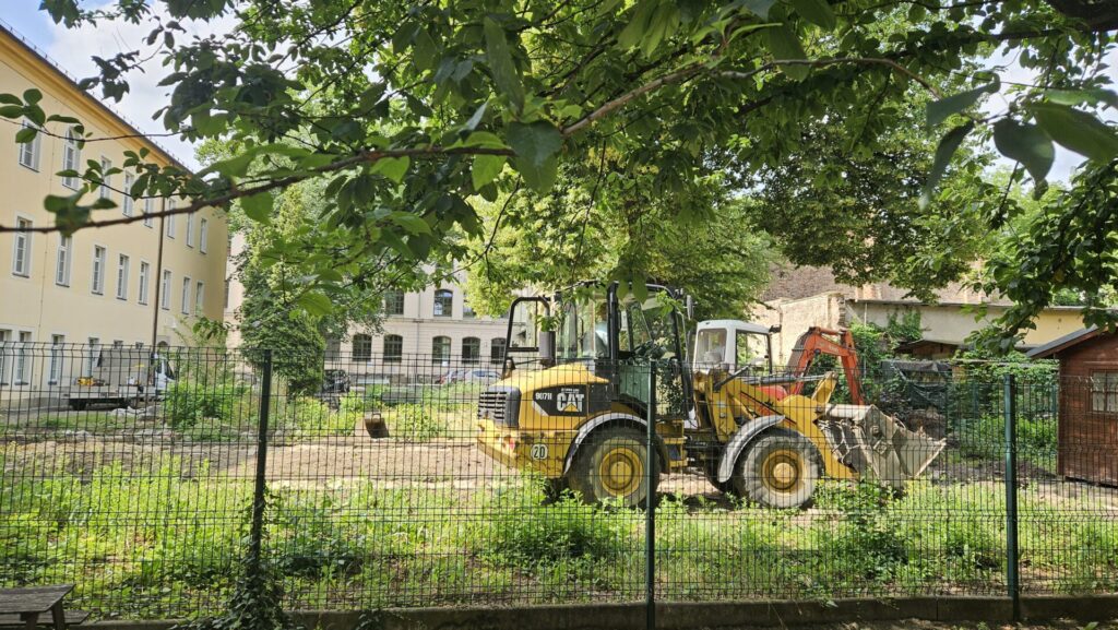Der Schulgarten in der Grundschule Seminarstraße wird zum Spielplatz umgebaut – die Bagger rücken an.