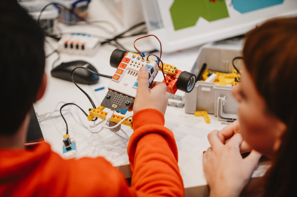Programmieren, upcyceln, designen Cross Media Tour Workshops für Kinder