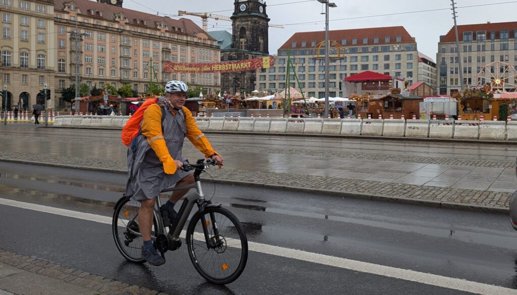 Trotz Nieselregen und kühler Temperaturen ließ sich Oberbürgermeister Dirk Hilbert nicht davon abhalten, gemeinsam mit dem Allgemeinen Deutschen Fahrrad-Club (ADFC) Dresden eine Radtour durch die Stadt zu unternehmen.