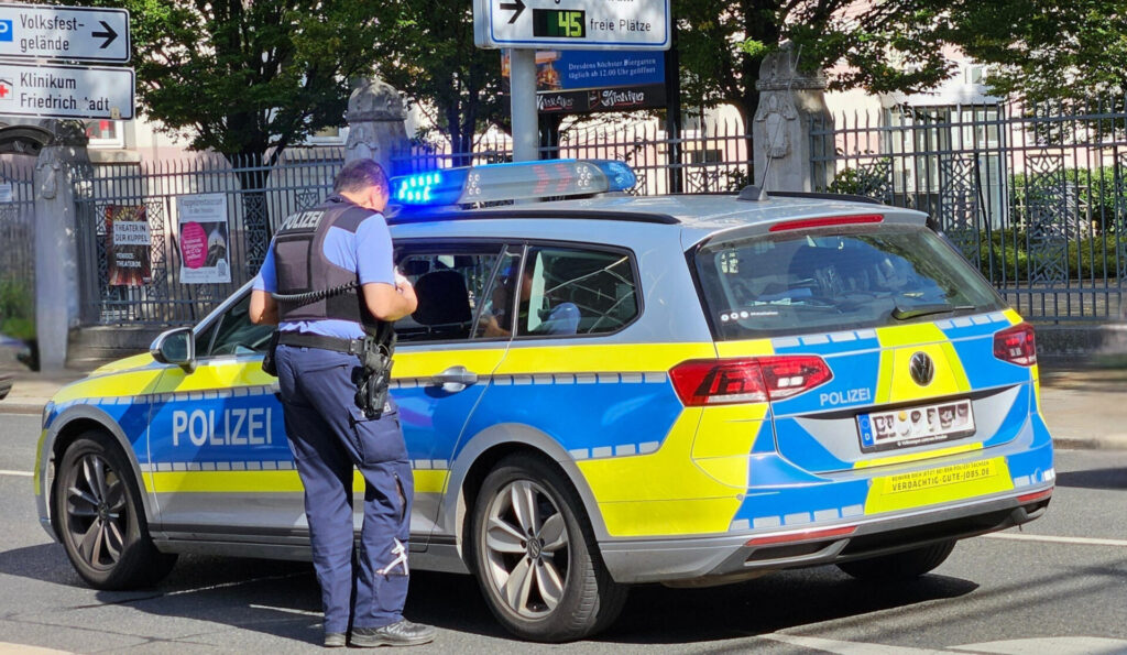 polizeiwagen - polizist am polizeiauto