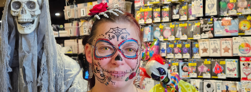 Fangzähne, Hexenhut oder blutiges Deko für die Halloween-Party gib es beim Kostümexperten Deiters am Postplatz
