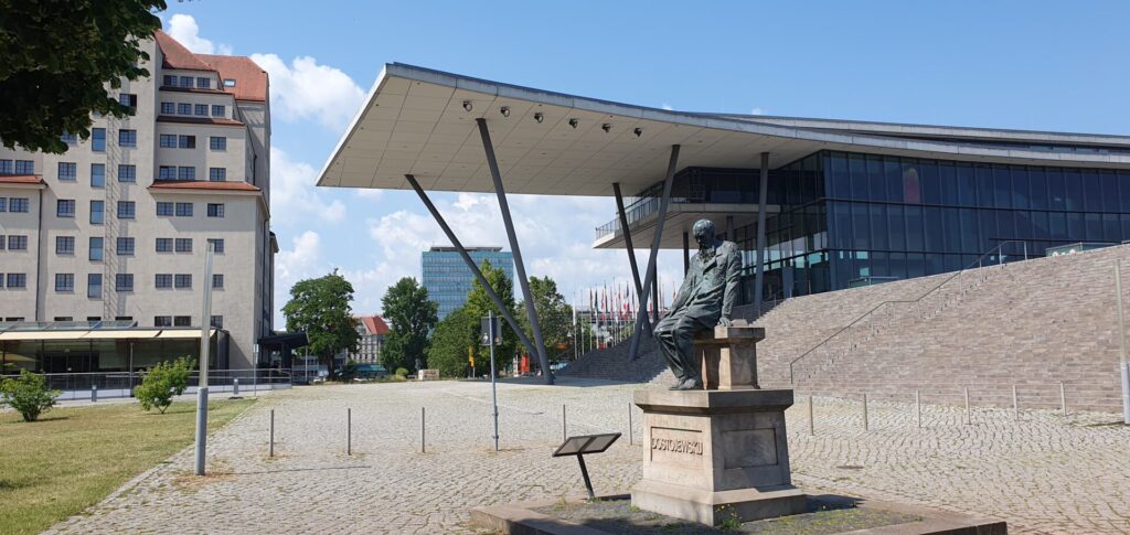 Kongresszentrum Dresden am Elberadweg mit Statue Dostojewski und Hotel Maritim, Erlweinspeicher