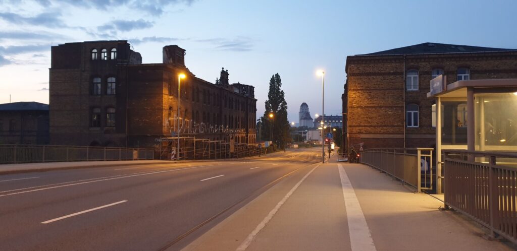 Waltherstraße mit Blick auf die Dresdner Mühle: Links das ausgebrannte Gebäuder Nr 36, rechts der Proberaum Nr 31