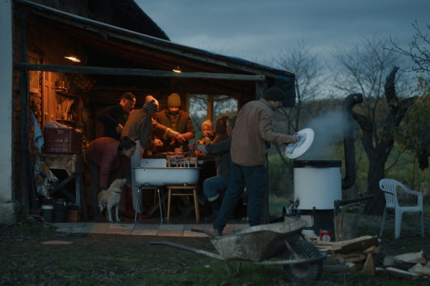 Eine Familie trifft sich zur Schlachtung und plötzlich fliegen nicht nur Speckschwarten sondern auch Wahrheiten.