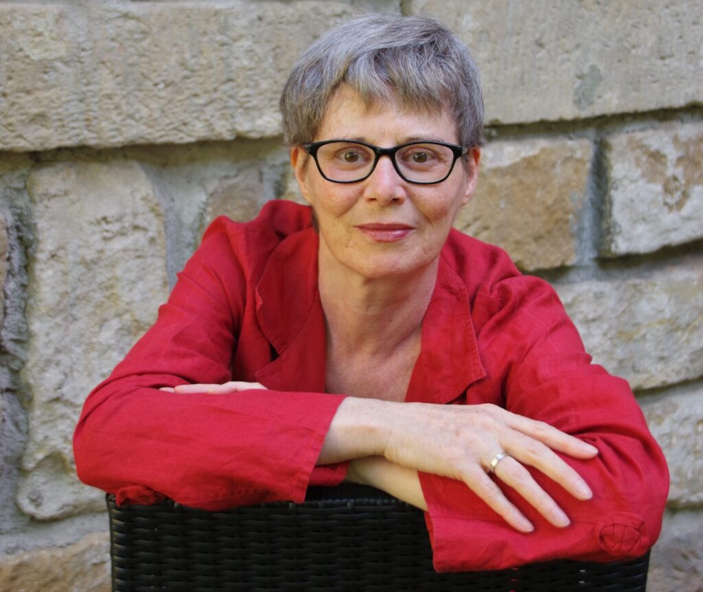 Spannende Irland-Lesung im Theater am Wettiner Platz. Beate Baum präsentiert ihren Krimi „Eileens Ende“ mit viel Atmosphäre, Musik und Gänsehaut.