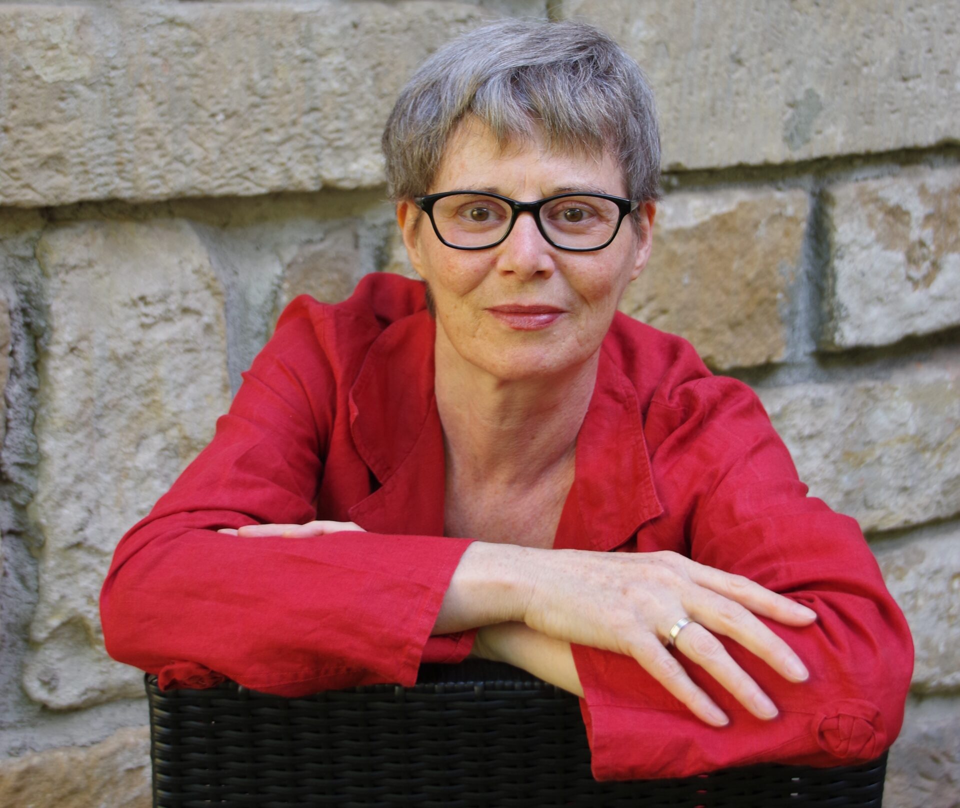 Spannende Irland-Lesung im Theater am Wettiner Platz. Beate Baum präsentiert ihren Krimi „Eileens Ende“ mit viel Atmosphäre, Musik und Gänsehaut.