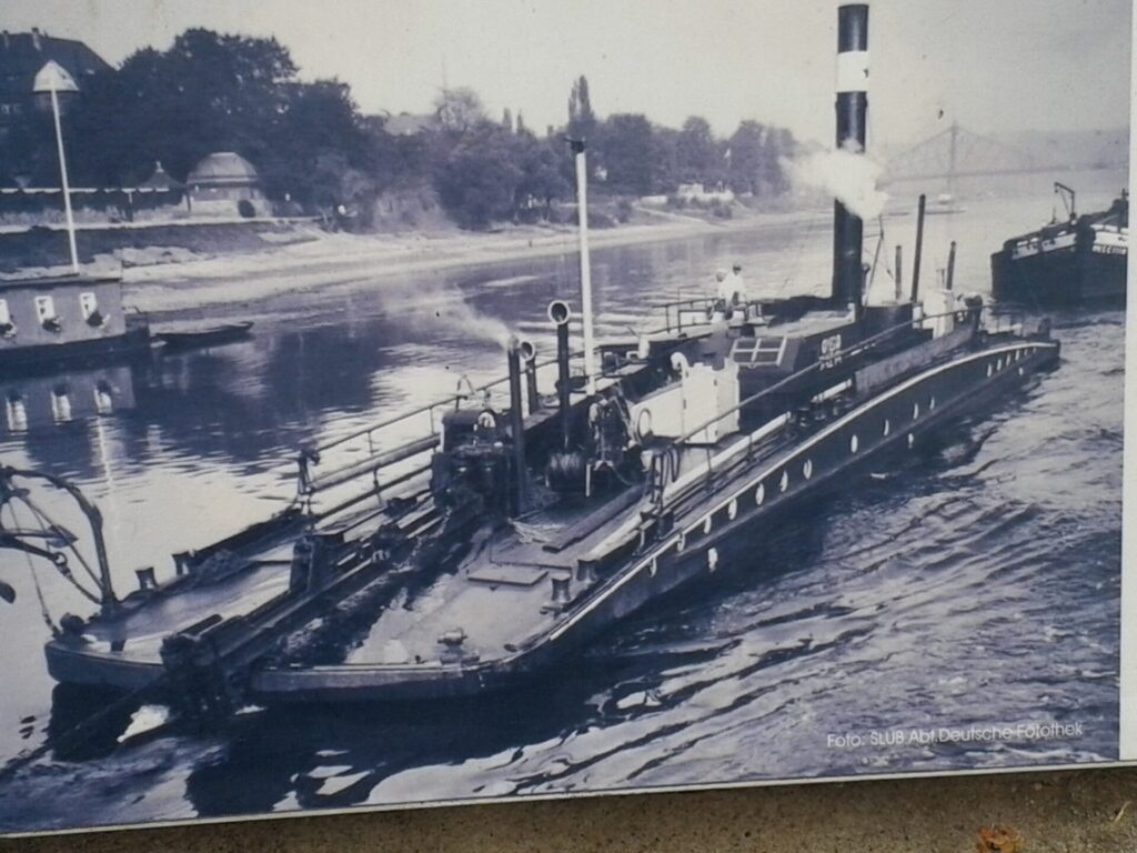 Schiff Dampfschiff auf der Elbe vor Übigau