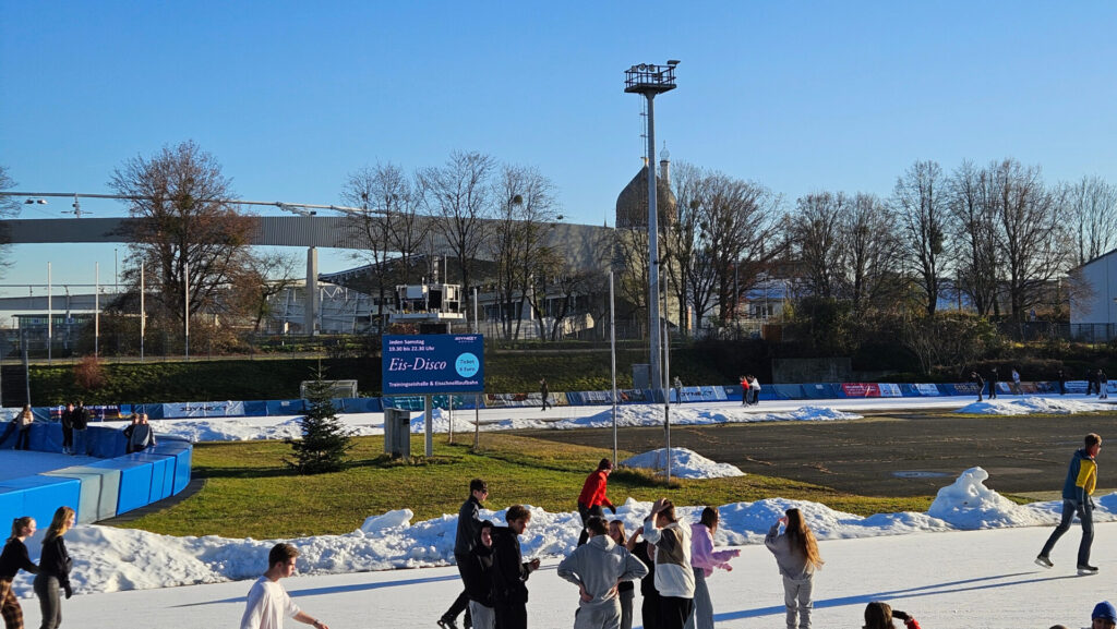 Eislaufen auf der Eisbahn der Joynext Arena
