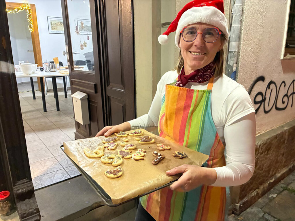 Redaktionsleitung im weihnachtlichen Bäcker-Outfit