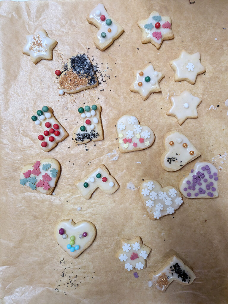 Fertig verzierte Kekse