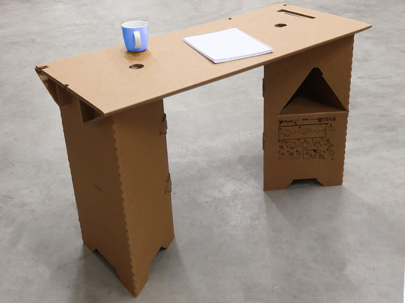 Tisch aus Schwerwellpappe Möbel