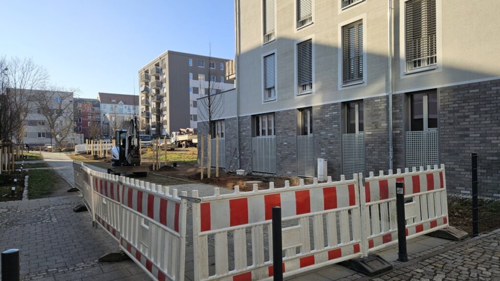 Aus einer brachliegenden Fläche wird ein grüner Innenhof Grüne Mitte