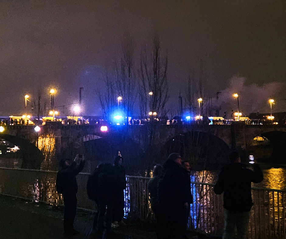 Blaulicht auf der Marienbrücke Silvester Feuerwerk Dresden