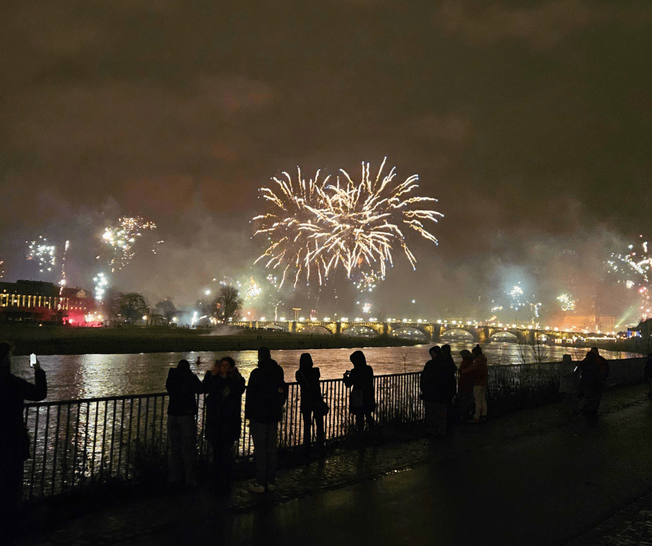 Feuerwerk Silvester über Dresden Altstadt an der Elbe