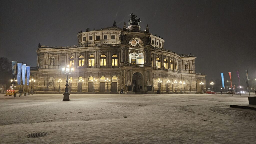 Semperoper Dresden im Winter