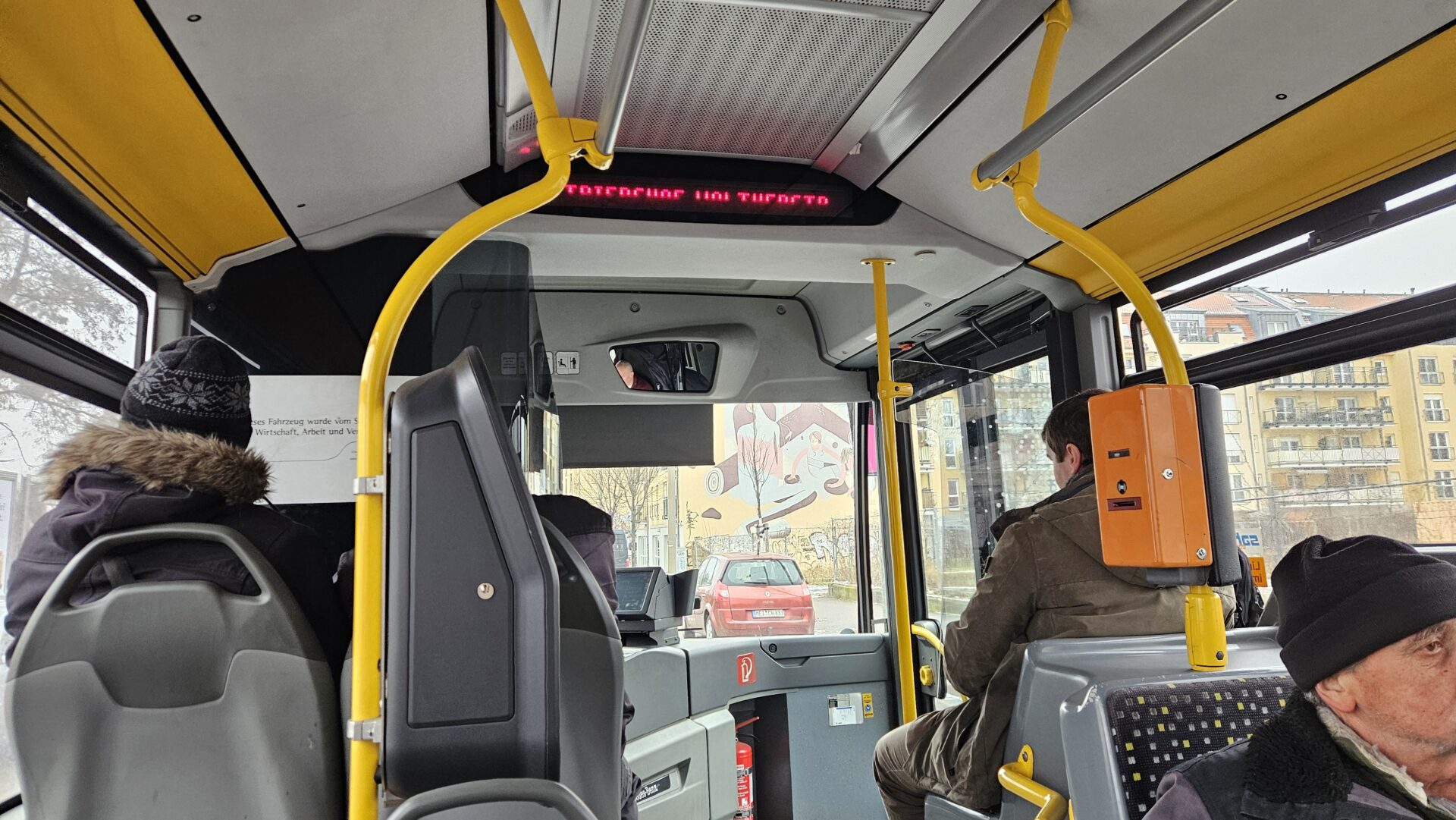 Wir fahren mit dem Bus der DVB durch die Stadt