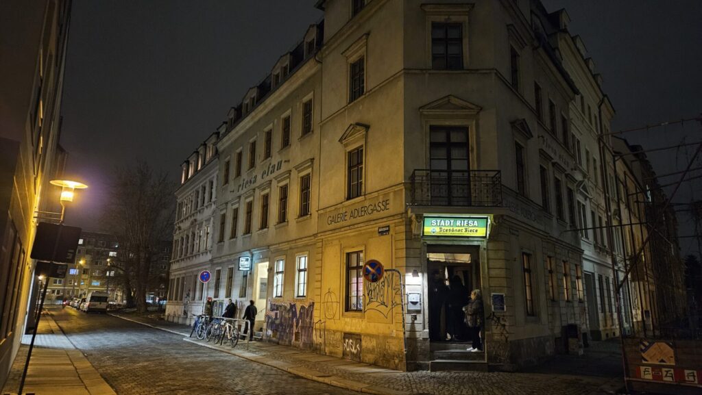 Adlergasse 14, Gaststätte/Kneipe Stadt Riesa im Jahr 2026, hinter dem Tresen steht Zora