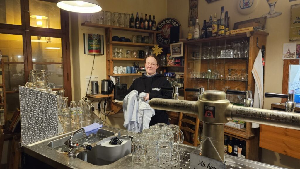 Adlergasse 14 Kneipe Stadt Riesa 2026 innen: Zora steht am Tresen