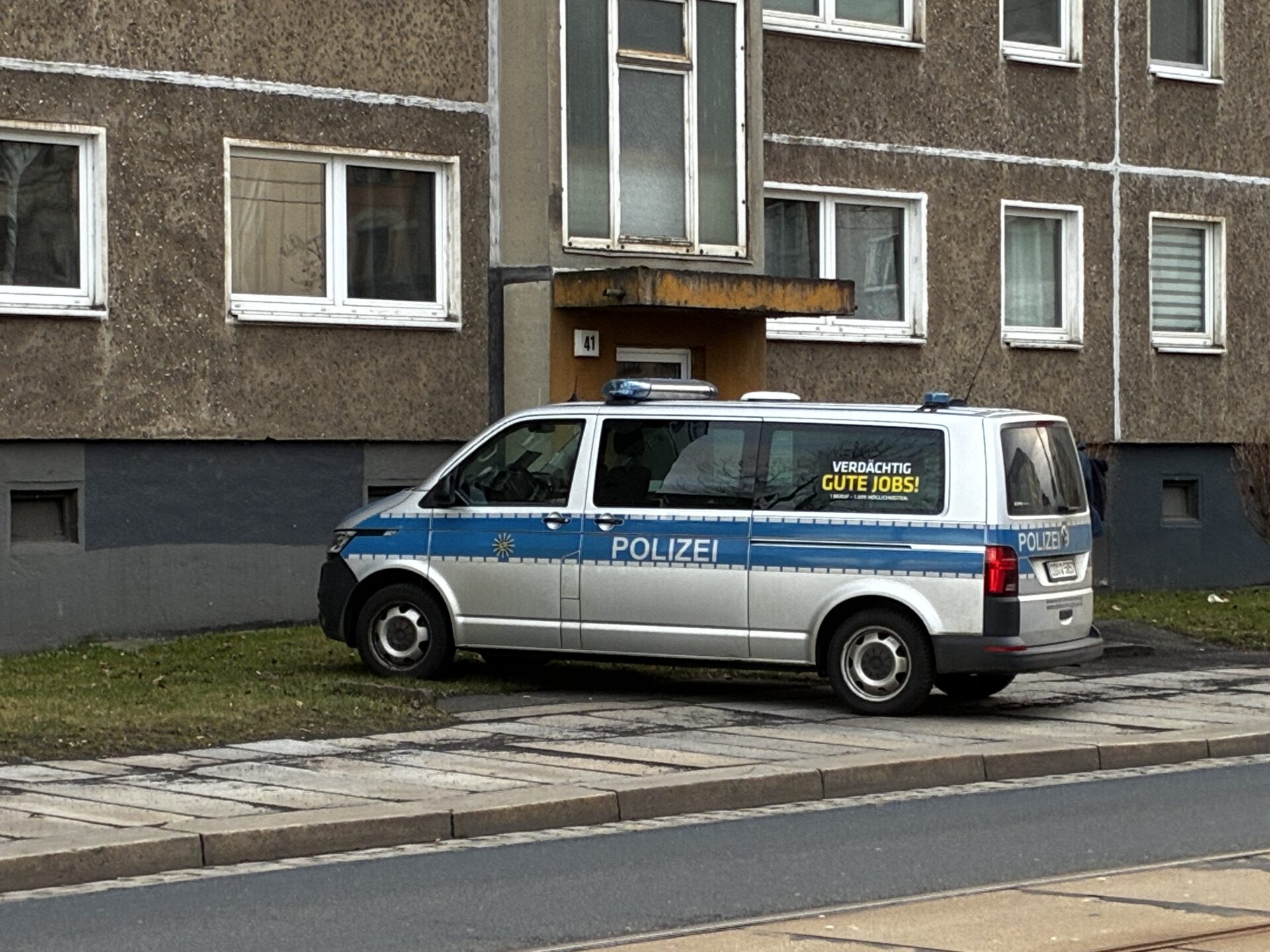 Polizeiwagen vor dem Haus