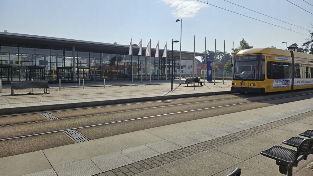 Endhaltestelle Straßenbahn 10 ist der OSTRABEACH an der Messe
