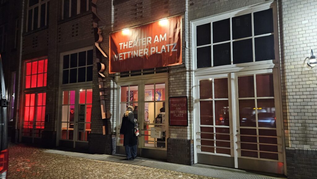 Theater am Wettiner Platz am Abend