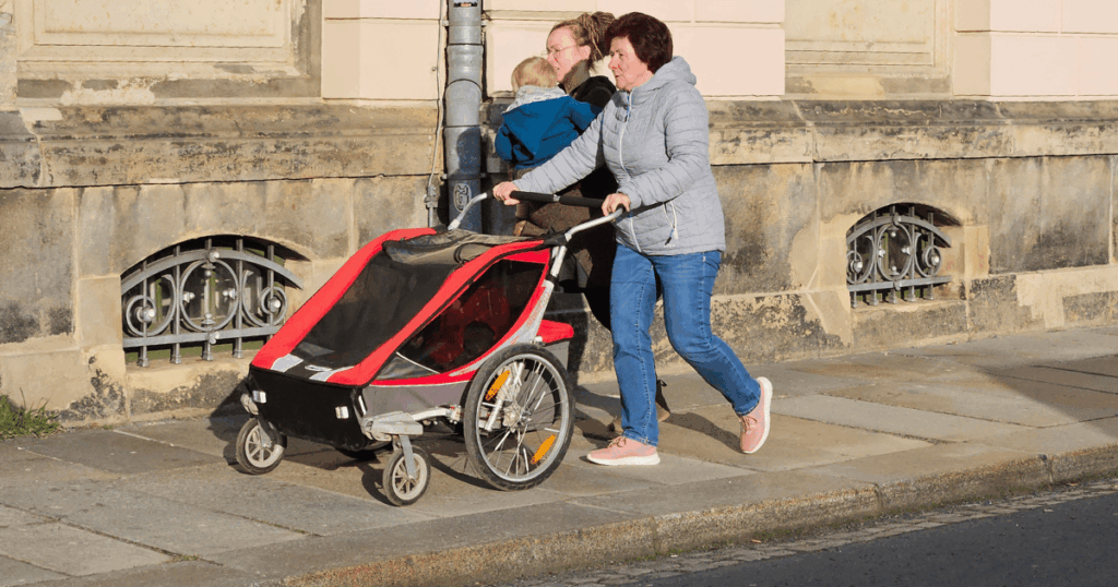 Familie auf der Wachsbleichstraße vor dem Berufsschulzentrum für Gastgewerbe