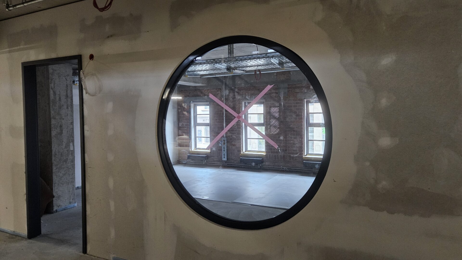 Fenster Schalterhalle im Kraftwerk mitte Dresden