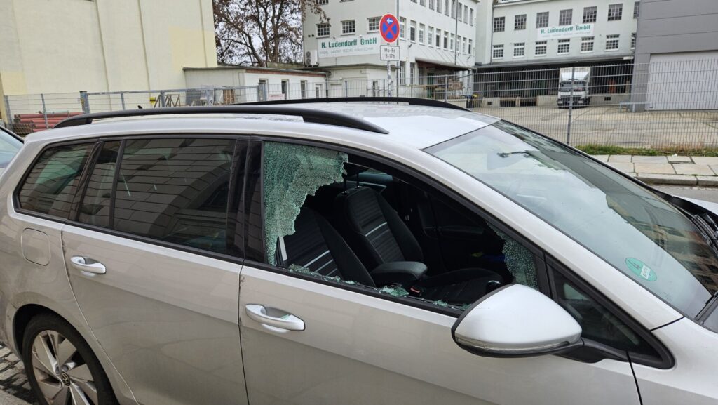 Eingeschlagene Autoscheibe bei PKW auf Wachsbleichstraße 16.3.2026