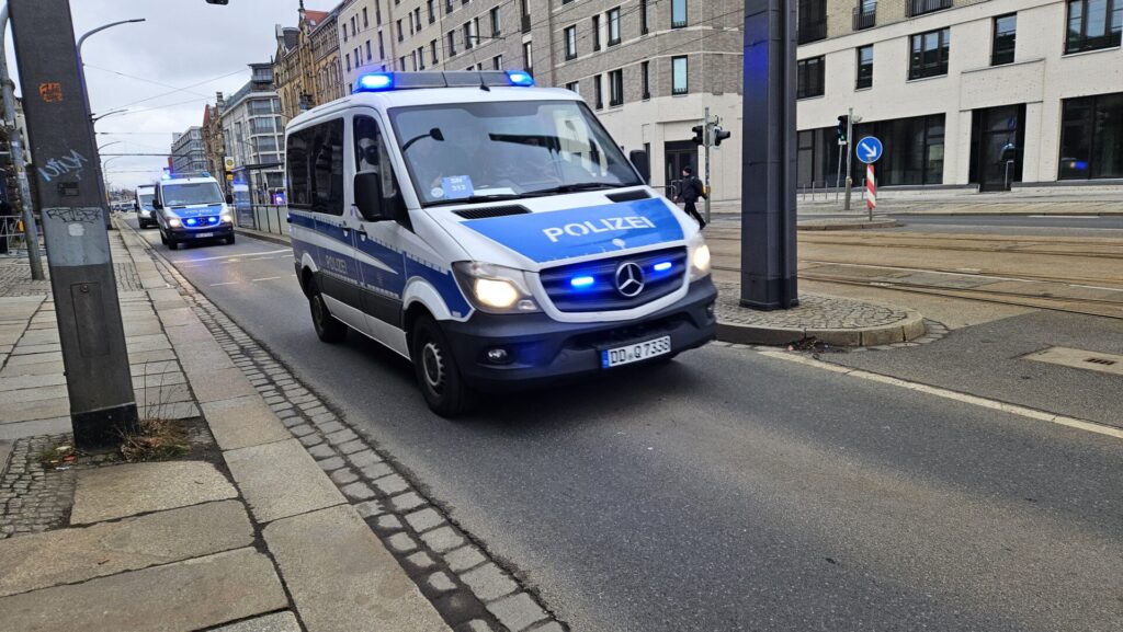 Polizeiwagen auf der Könneritzstraße