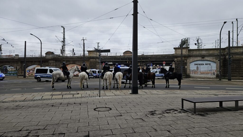 Naziaufmärsche am 13. Februar 2026 am Bahnhof Mitte, die Polizei sichert auf Pferden