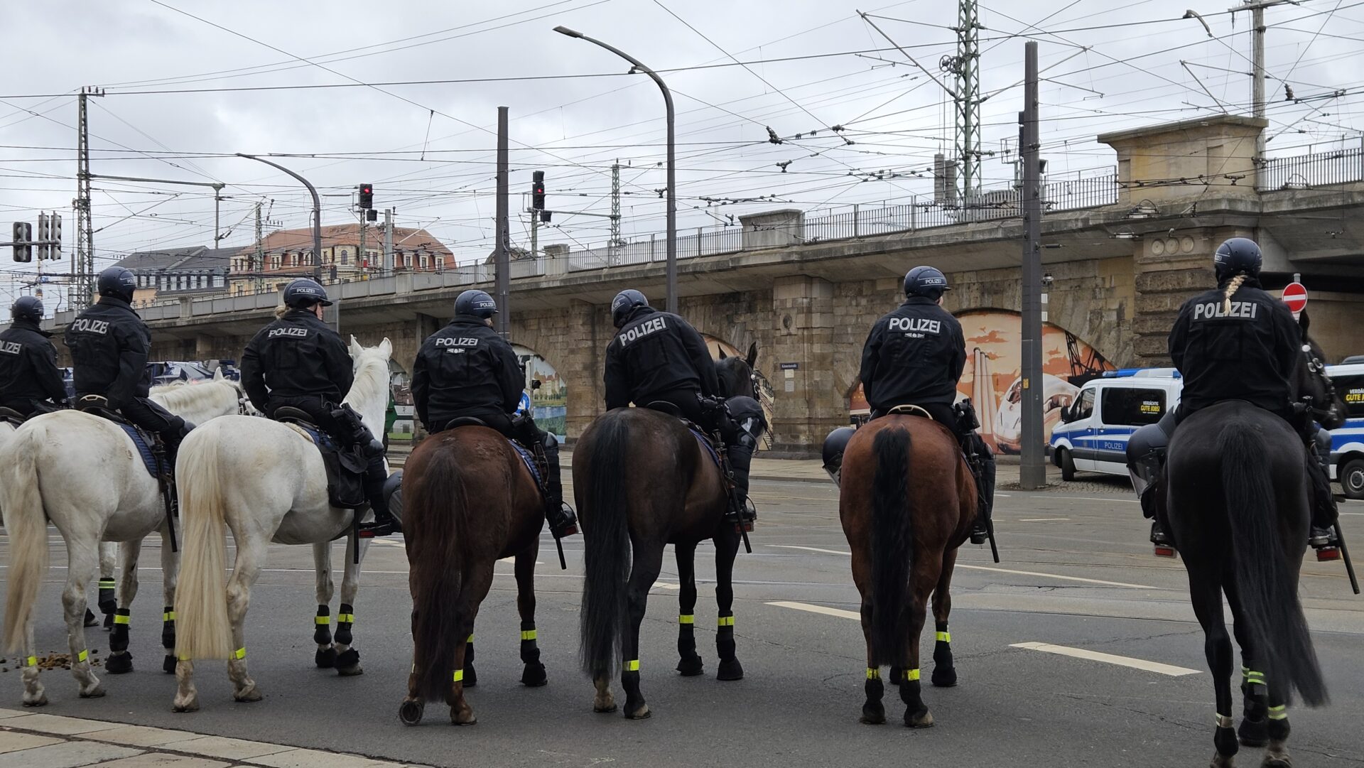 Berittene Polizei am Bahnhof Mitte