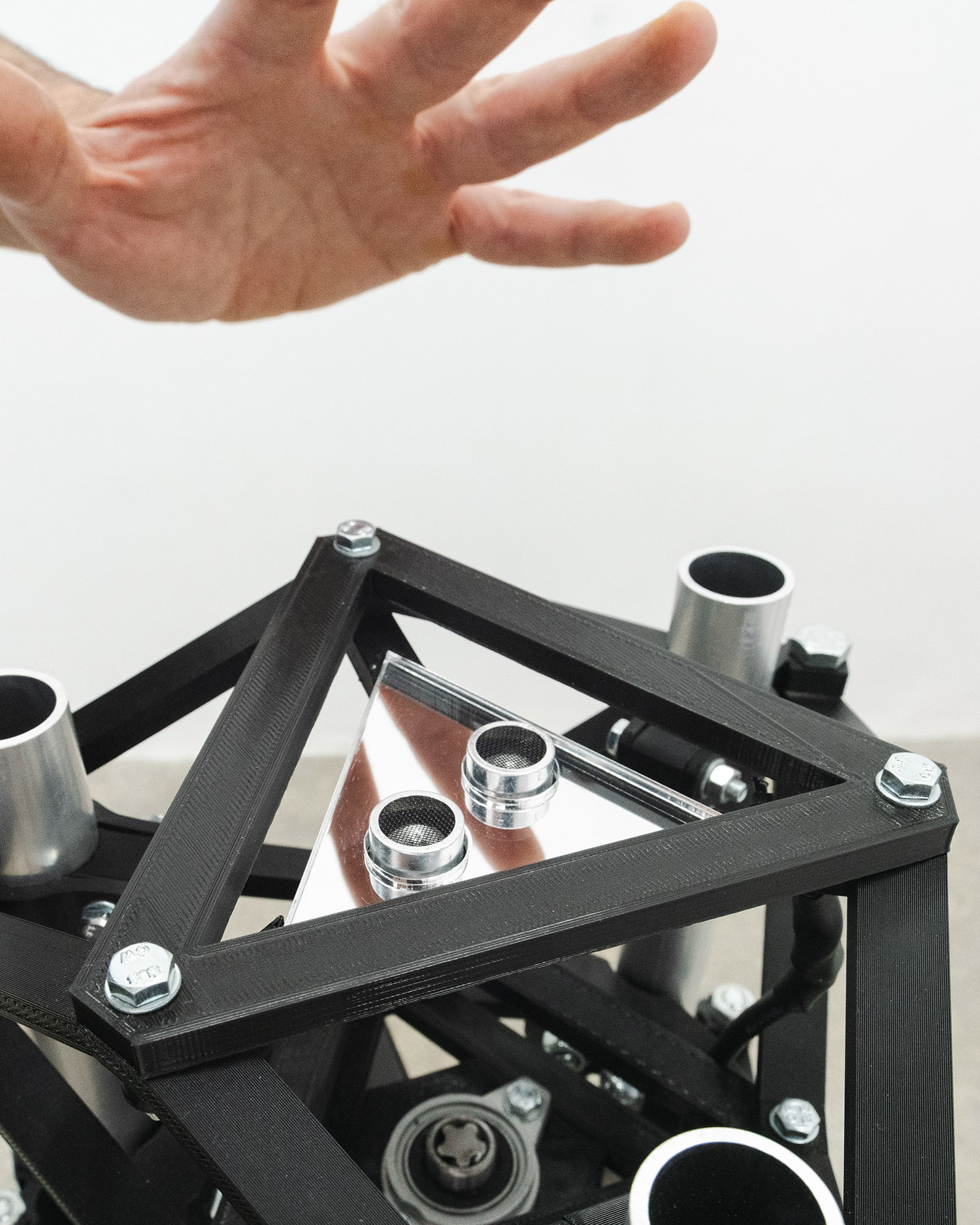 Motorenhalle_berührend_Johannes Kiel, Tbits 2021–2025, Installation, Foto Pablo Lauf