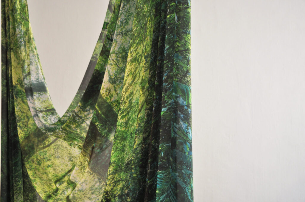 Kinetische Kunstinstallation mit bedruckten Stoffbahnen und mechanischen Elementen in der Motorenhalle Dresden