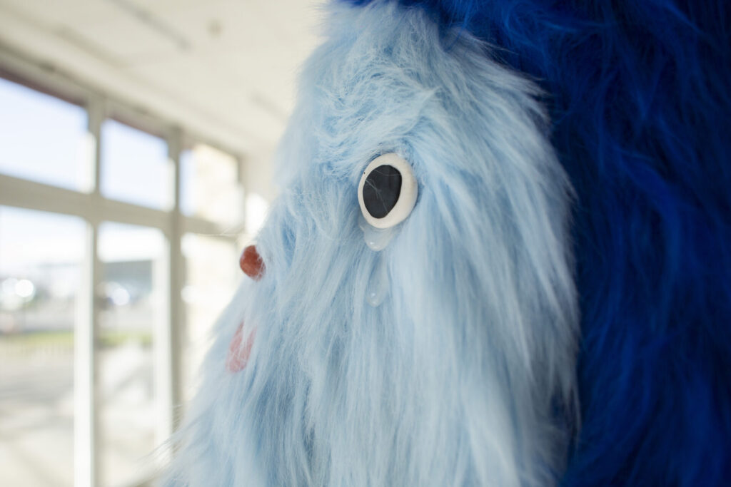 Skulptur aus Fellstoffen, Draht und Kunststoff in intensiven Blautönen mit organischer Form