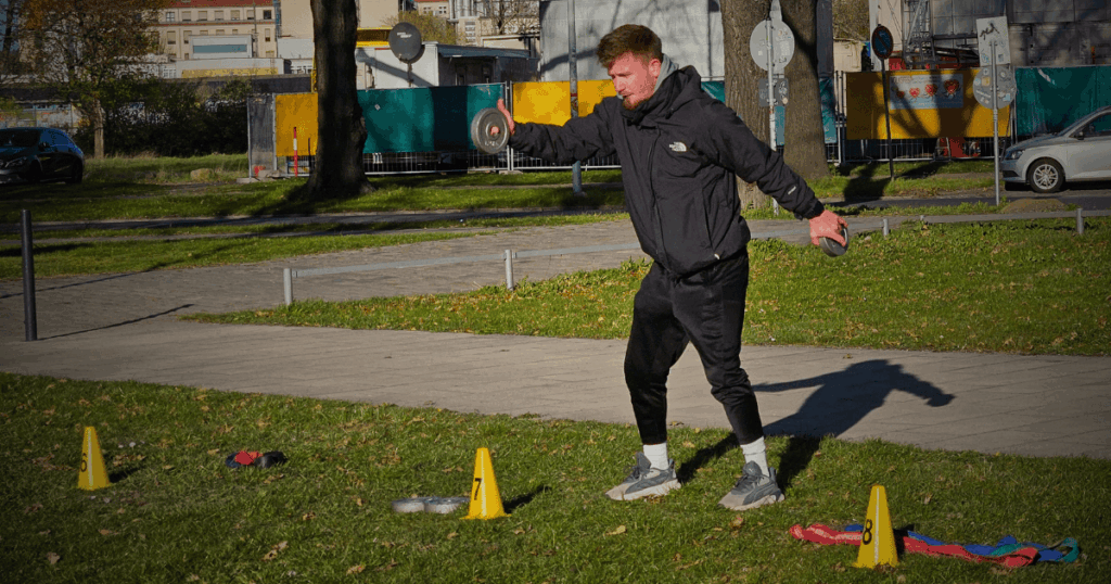 Max rehwald beim Vorturnen im fitcamp im Ostrapark