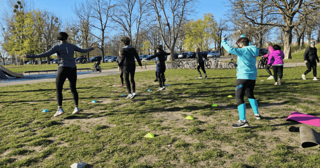 Der Name „Fitcamp“ klingt nach Drill und Disziplin. Doch wer hier mittrainiert, erlebt etwas anderes.
