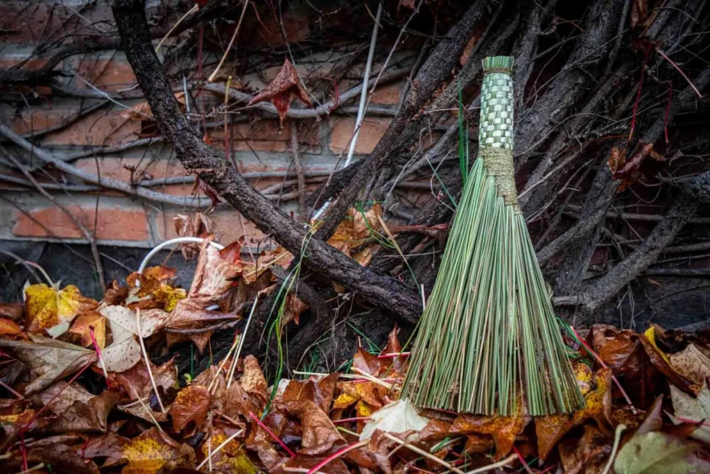 Besen flechten mit Wildpflanzen