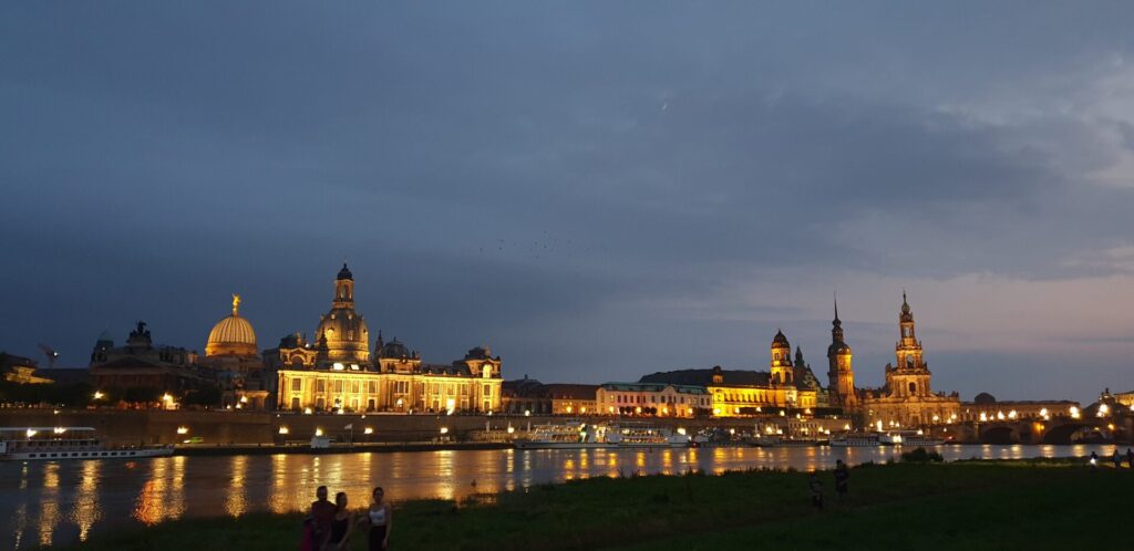 Die Filmnächte bringen Kino, Konzerte und Sommerluft ans Elbufer, mit Altstadtblick