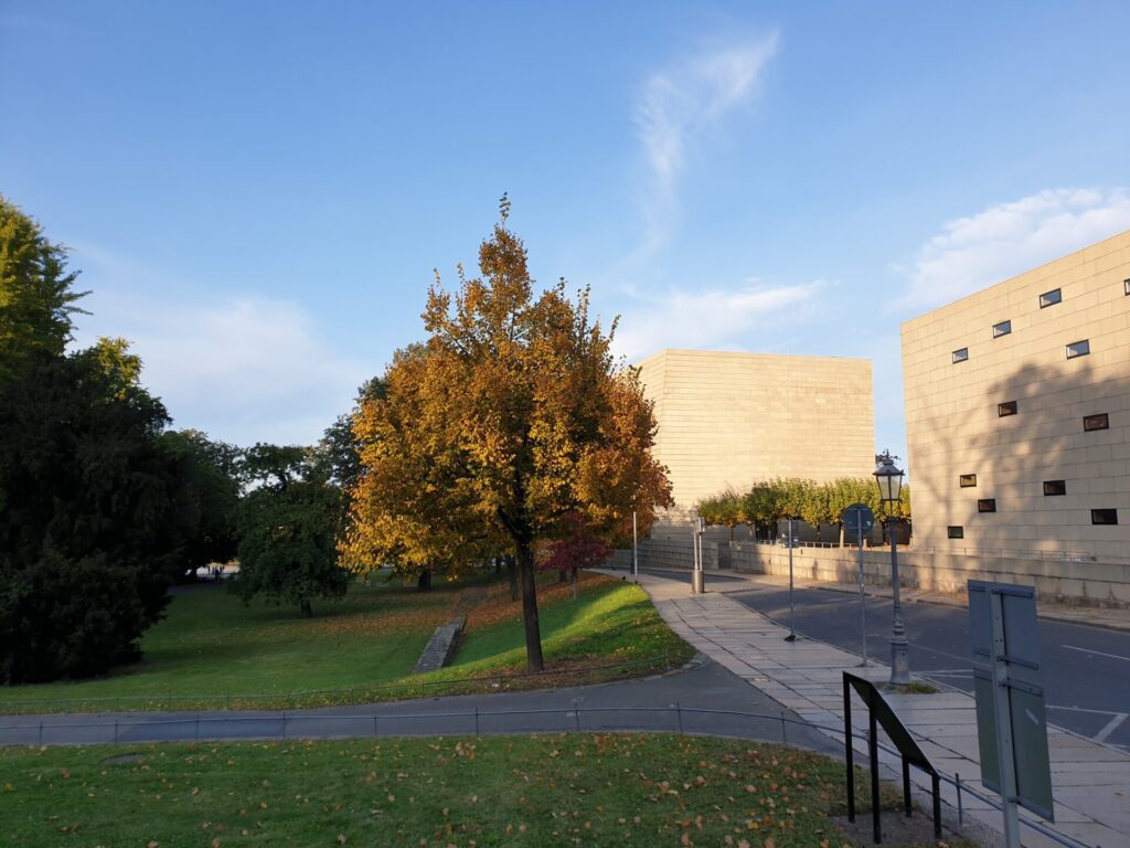Am Kurländer Palais beginnen Synagoge Dresden, Bauarbeiten für neue Fernwärmeleitungen. Bis 7. August gelten Sperrungen und Umleitungen rund um Tzschirnerplatz, Akademiestraße und Hasenberg.