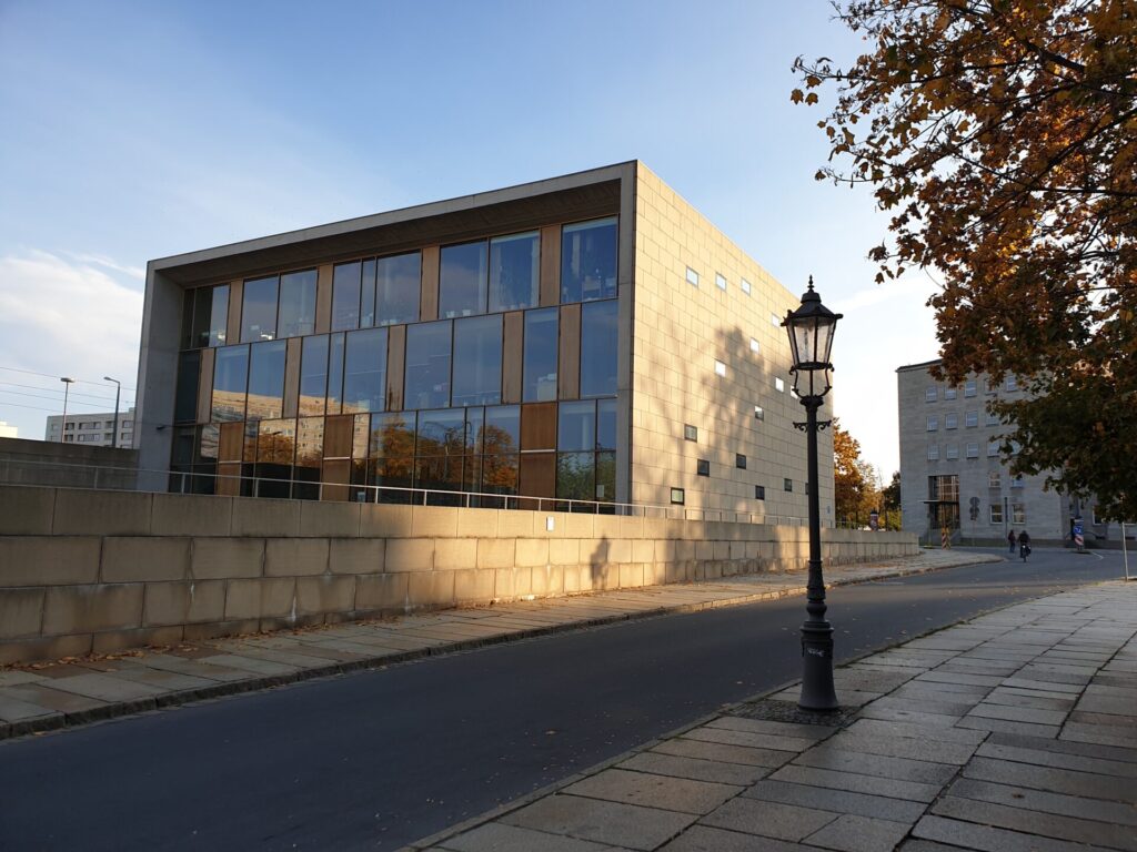 Vom 18. Juni bis 7. August 2026 baut SachsenEnergie neue Fernwärmeleitungen am Kurländer Palais. Tzschirnerplatz, Akademiestraße und Hasenberg sind teilweise gesperrt. Synagoge Dresden