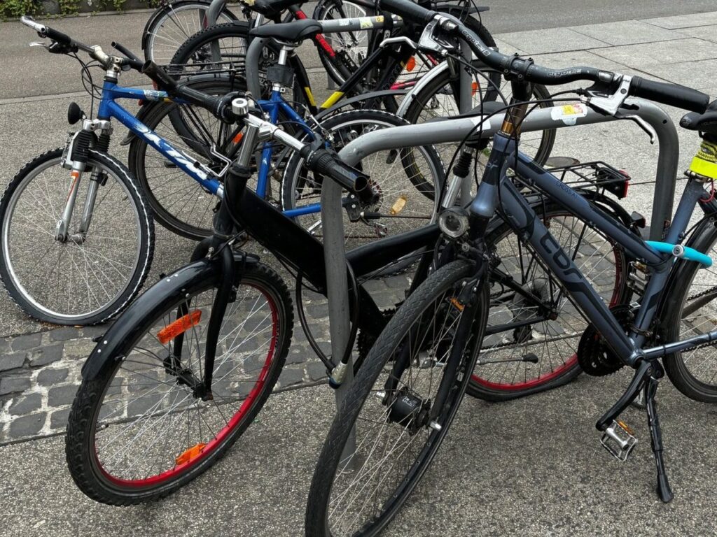 fahrrad am fahrradbügel