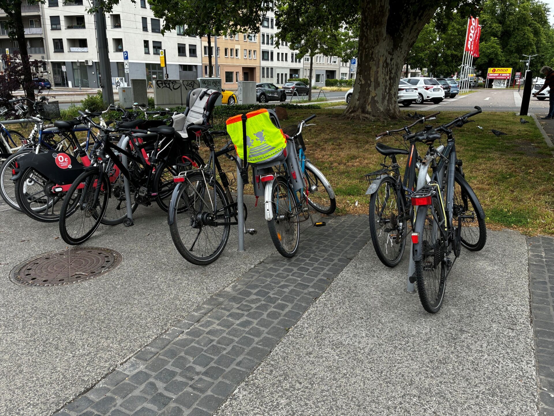 Der ADFC vergibt für die Bahnhöfe Dresden-Mitte und Freiberger Straße erneut die Note 5. Trotz wachsender Fahrgastzahlen fehlt es an guten Fahrradstellplätzen.