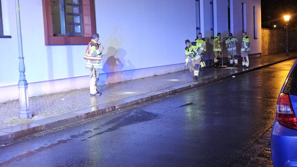 Dieselspur in der Friedrichstadt: Feuerwehr beseitigt Kraftstoff auf Seminarstraße und Bräuergasse