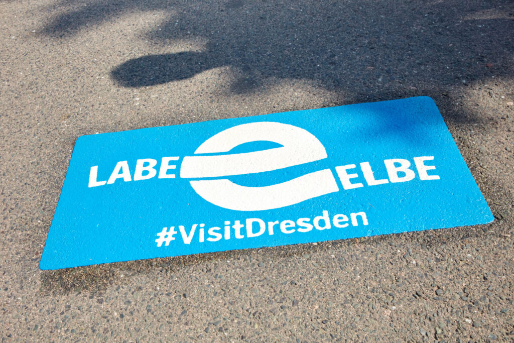 Neues Elberadweg-Piktogramm am Terrassenufer in Dresden