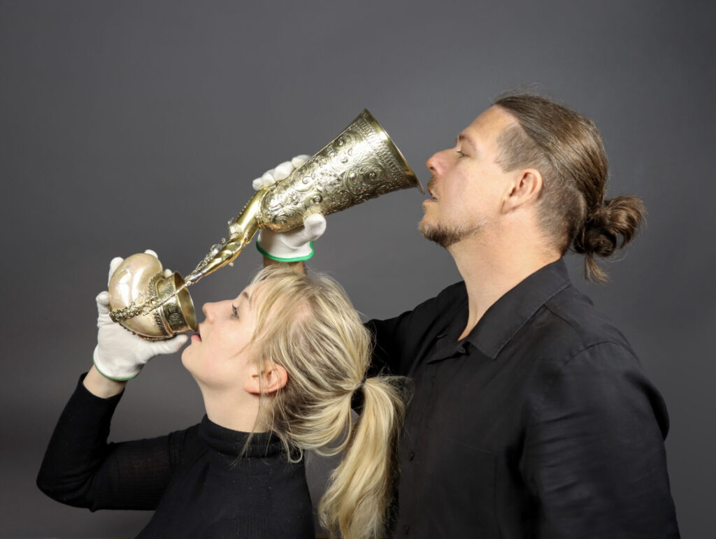 Trinken aus einem Willkommpokal. Residenzschloss Dresden